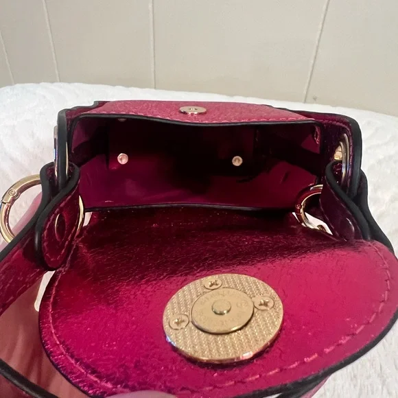 🆕🔥🩷Metallic Pink Crossbody Bag with Gold Bee 🐝 , Chain, Accents - Picture 4 of 7